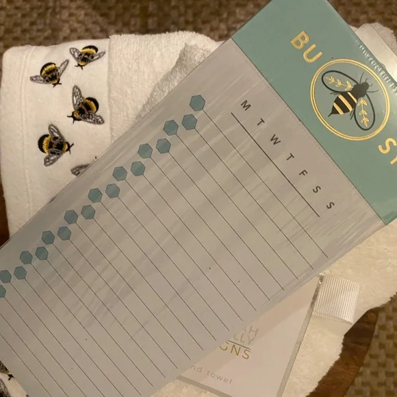 🐝♥️Bee-themed Hand Towels and Notepad Set - New & Unused - Picture 2 of 4